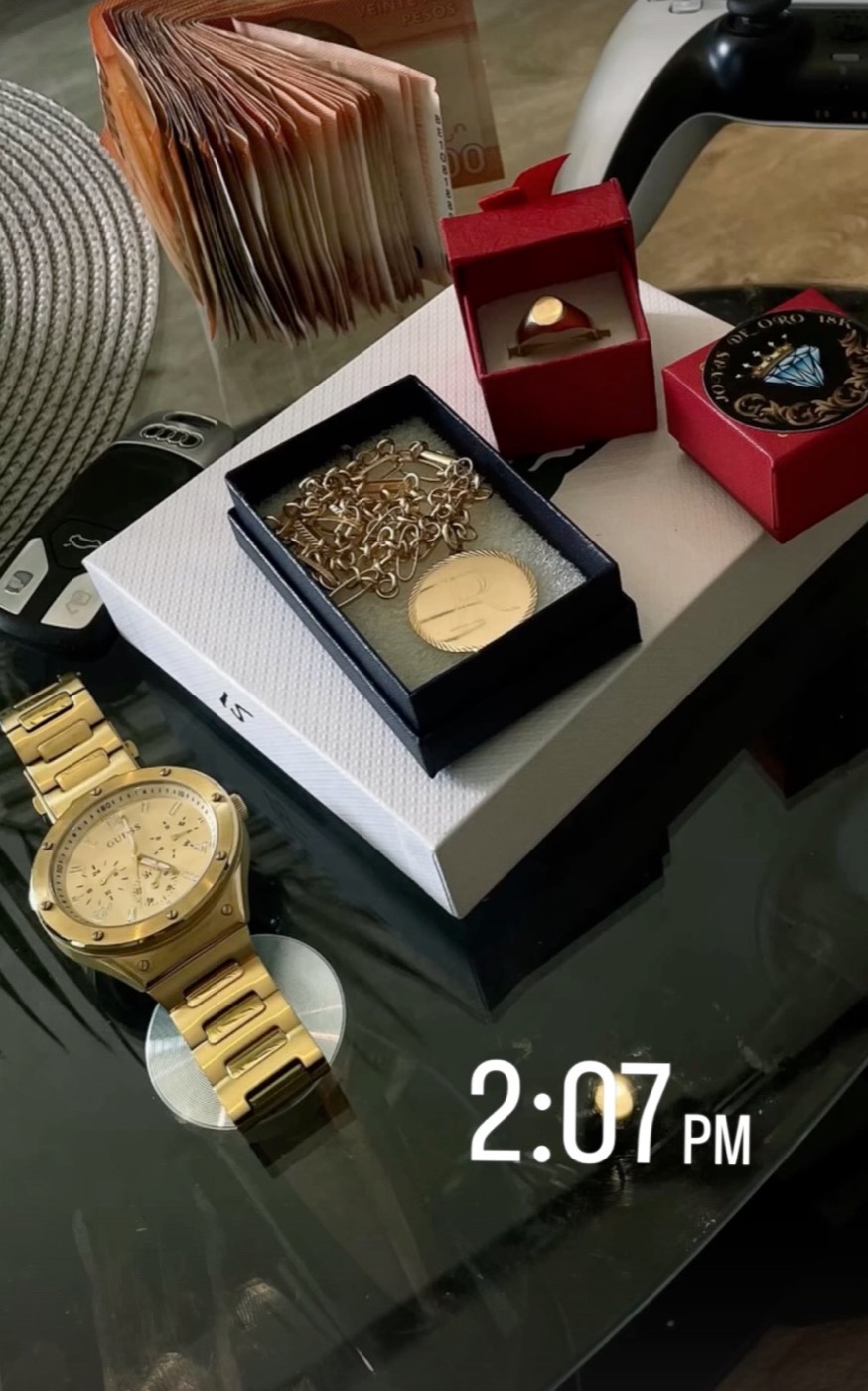 Relojes, oro y efectivo como símbolo de éxito